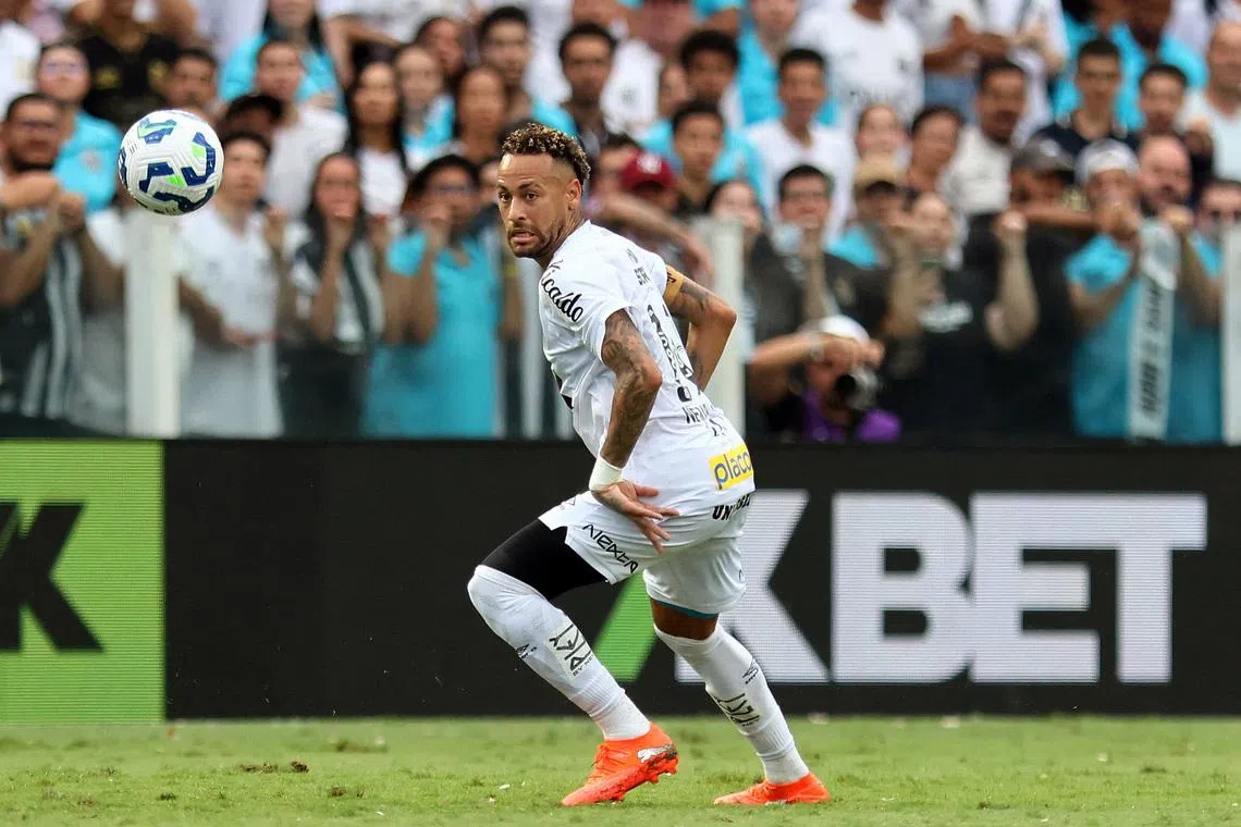 Soccer Football - Brasileiro Championship - Santos v Cruzeiro - Estadio Urbano Caldeira, Santos, Brazil - December 7, 2025 Santos' Neymar in action REUTERS/Thiago Bernardes