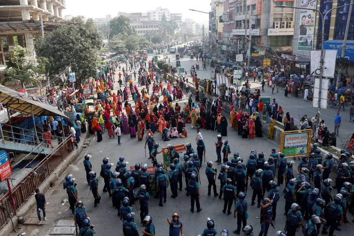 FILE PHOTO: Garment industry workers block a road during a protest demanding a wage raise, in the Mirpur area of Dhaka, Bangladesh, November 12, 2023. REUTERS/Mohammad Ponir Hossain