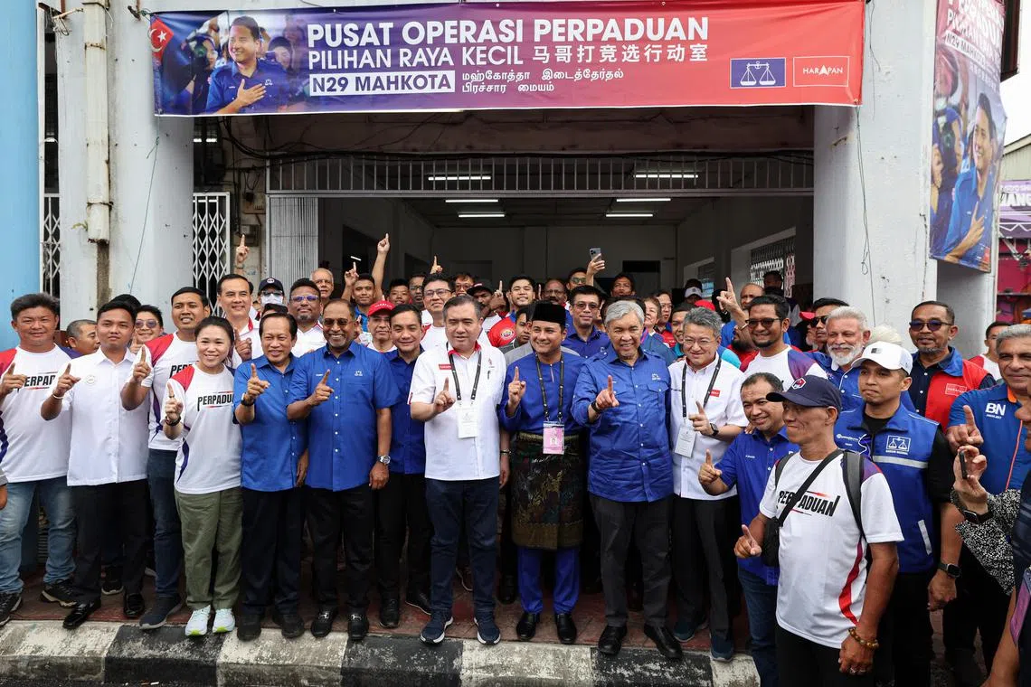 KLUANG, 14 Sept -- Timbalan Perdana Menteri Datuk Seri Dr Ahmad Zahid Hamidi yang juga Presiden UMNO bersama calon Barisan Nasional (BN) bagi Pilihan Raya Kecil (PRK) Dewan Undangan Negeri (DUN) N.29 Mahkota Syed Hussien Syed Abdullah ketika merasmikan Pusat Operasi Perpaduan PRK DUN Mahkota di Jalan Mersing hari ini.

Turut sama Menteri Pengangkutan merangkap Setiausaha Agung DAP, Anthony Loke, Pengerusi Perhubungan UMNO Johor, Datuk Onn Hafiz Ghazi, Menteri Pendidikan Tinggi merangkap Ahli Majlis Kerja Tertinggi UMNO Datuk Seri Dr Zambry Abd Kadir dan Timbalan Pengerusi Badan Perhubungan UMNO Johor Datuk Seri Ahmad Maslan.

-- fotoBERNAMA (2024) HAK CIPTA TERPELIHARA
