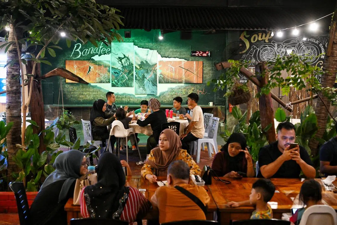 ST20220922_202256526831 Kua Chee Siong/ dsopen02/ 

Diners at the Banafee Village in Johor Bahru on 24 Sep 2022, for story about JB since Malaysia border reopening six months ago.