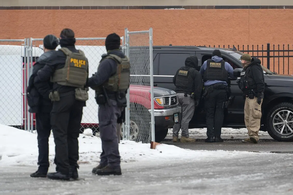 U.S. Immigration and Customs Enforcement (ICE) officers carry out detentions, as part of U.S. President Donald's Trump's immigraton policy, in Minneapolis, Minnesota, U.S., January 6, 2026.  REUTERS/Tim Evans