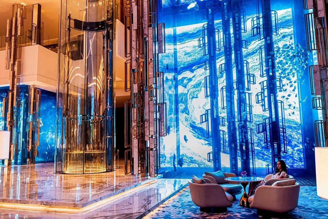 samsung smart led signages project vivid underwater scenes between lobby water tanks, delivering an immersive visual experience for guests at atlantis the royal in dubai