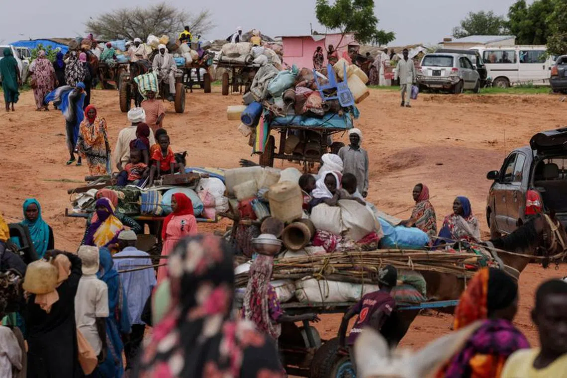 FILE PHOTO: Chadian cart owners transport belongings of Sudanese people who fled the conflict in Sudan's Darfur region, while crossing the border between Sudan and Chad in Adre, Chad August 4, 2023. REUTERS/Zohra Bensemra//File Photo