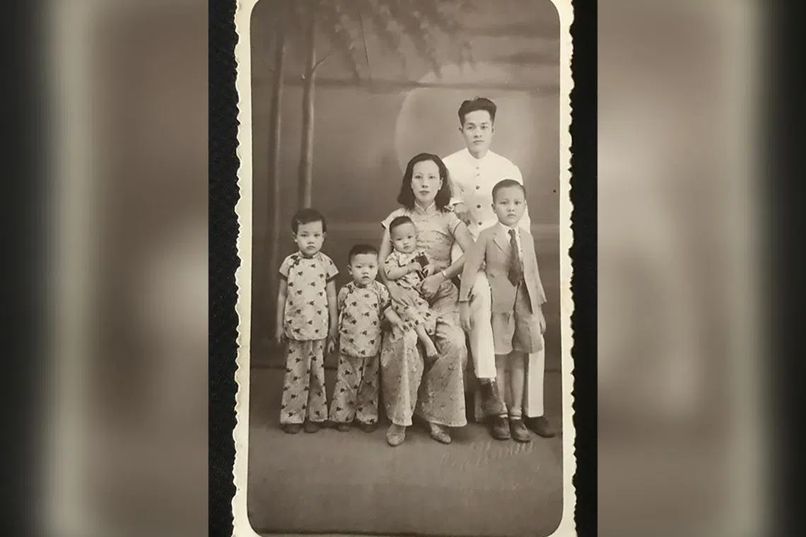 A photograph of Mr Paul Tan's maternal grandmother and grandfather with their children shot in 1939 in “Lee Kuai Studio (branch)”.