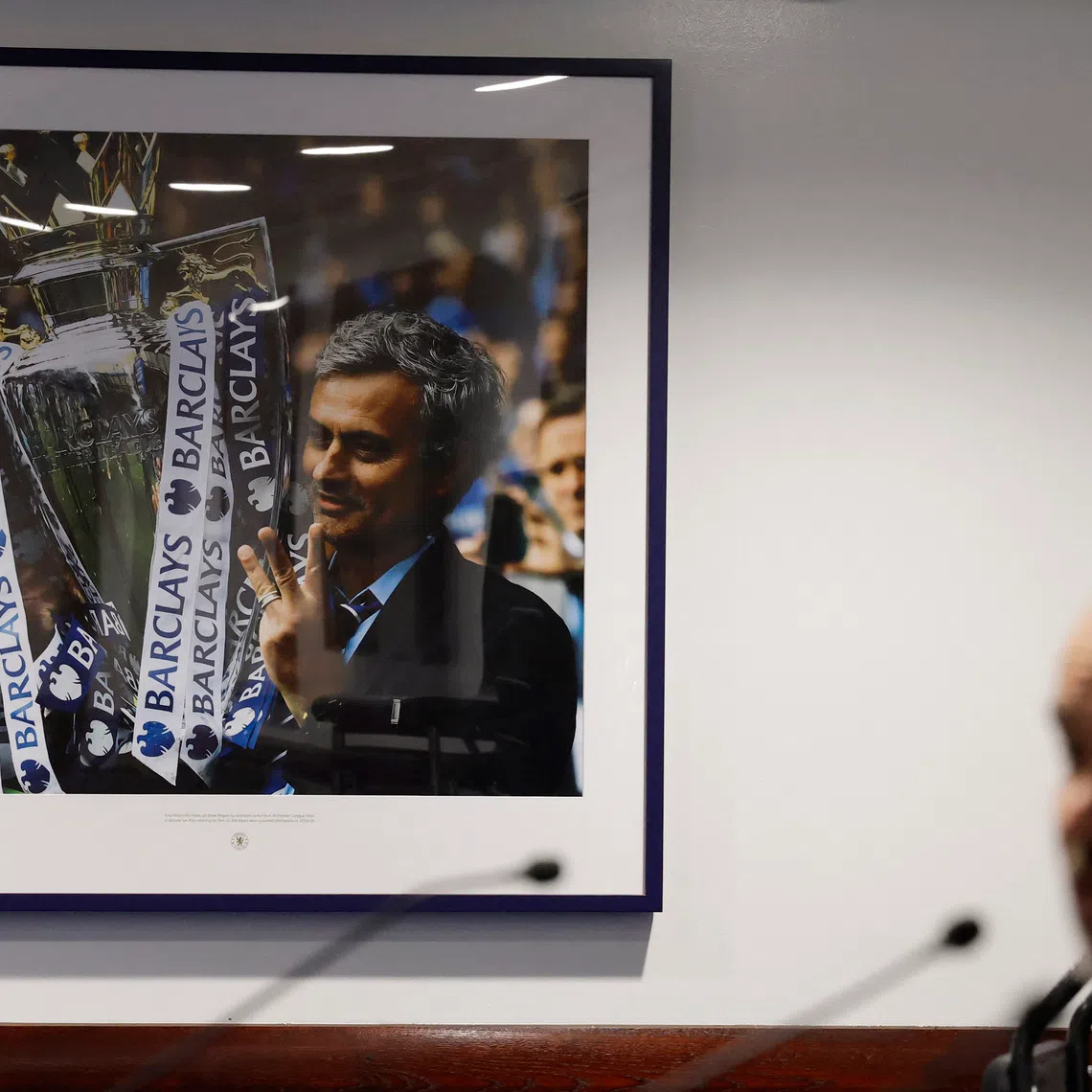 Soccer Football - UEFA Champions League - Chelsea Press Conference - Stamford Bridge, London, Britain - September 29, 2025 Chelsea manager Enzo Maresca during the press conference as a picture of Jose Mourinho is seen on the wall holding a Premier League trophy Action Images via Reuters/Andrew Couldridge