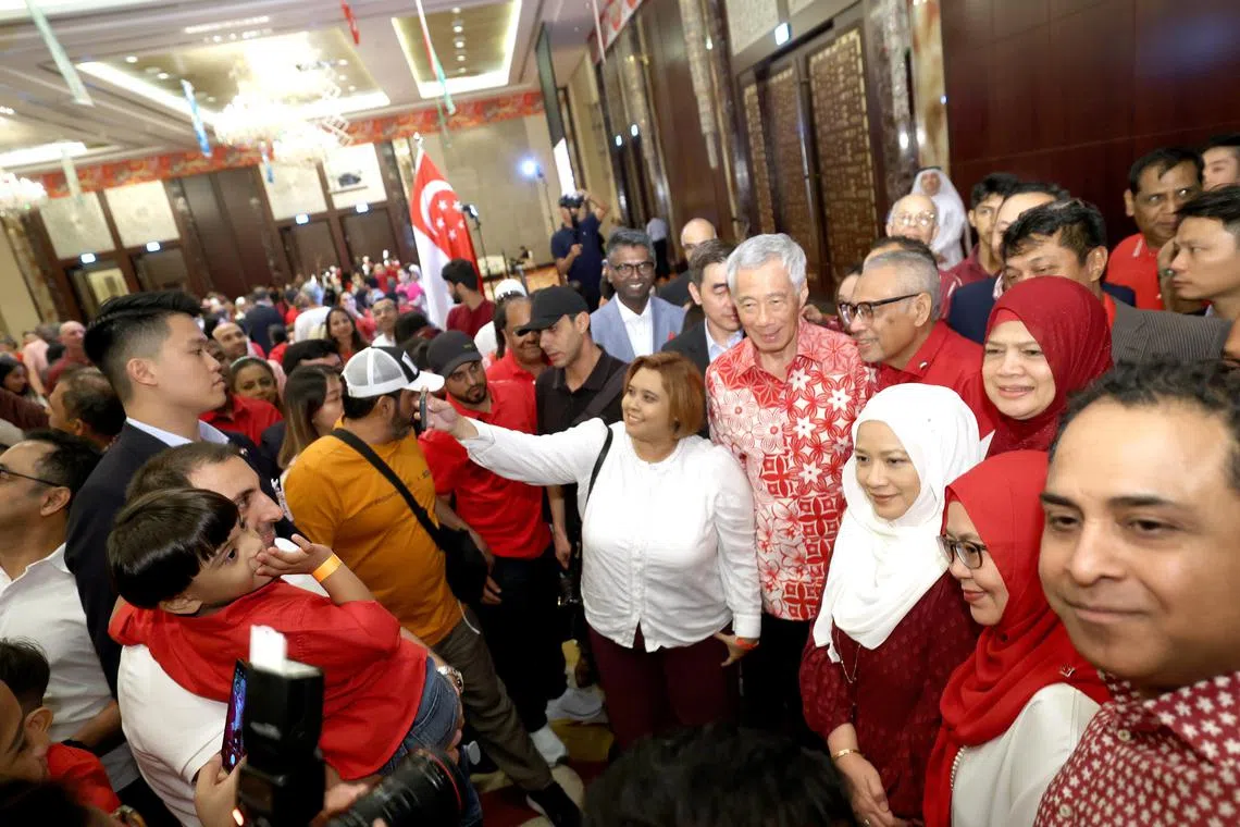 Prime Minister Lee Hsien Loong meeting Singaporeans based in Dubai at a dinner reception on Sunday.