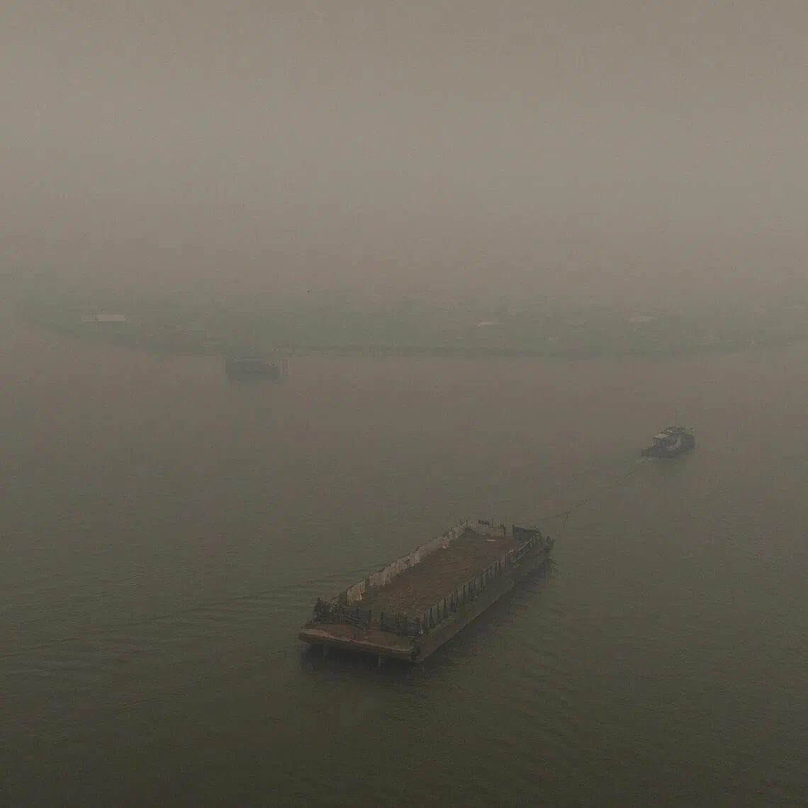 Sandbanks have emerged from the receding waters of the Kapuas River, causing several barges and tugboats to run aground.