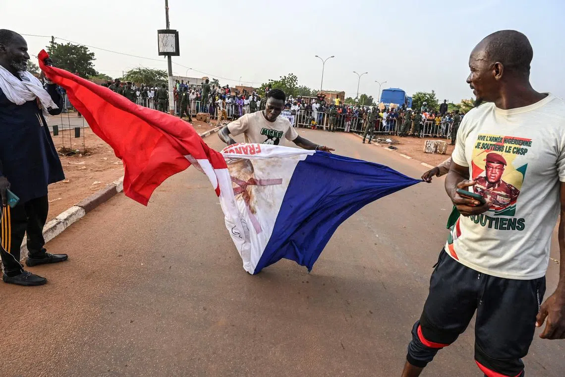 Pro-coup protesters in Niger demand the departure of the French army from the country.
