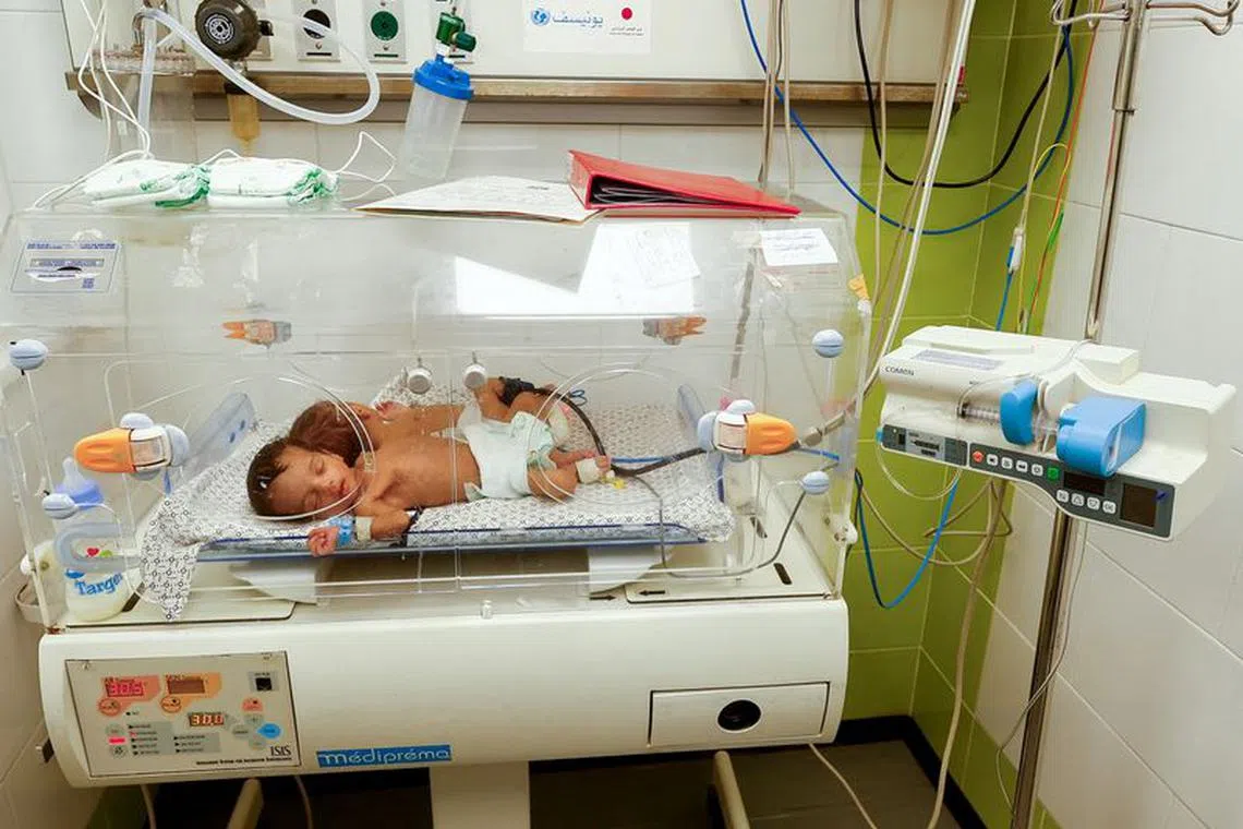 FILE PHOTO: A premature baby who was evacuated from north Gaza's Al Shifa Hospital due to Israeli military operations lies in an incubator at a hospital in Rafah, southern Gaza Strip, November 21, 2023. REUTERS/Ibraheem Abu Mustafa/File Photo