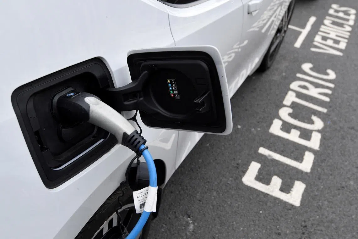 The British government's latest timetable showed there will be no change in the schedule for increasing the share of vehicles that produce no emissions.