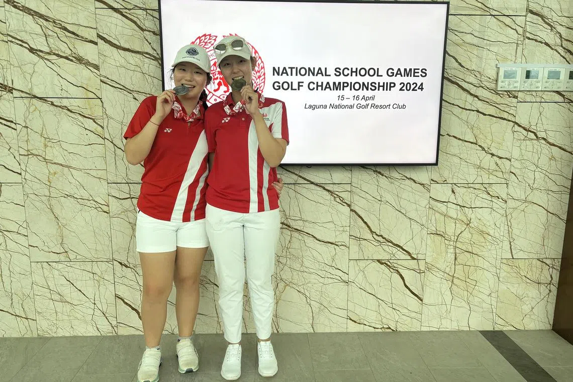 Sisters Jaymie Ng (right) and Denise (left) posing with their medals from the A Division girls’ National School Games Golf Championship. Jaymie won on countback after both shot 70 on April 15 at Laguna National.