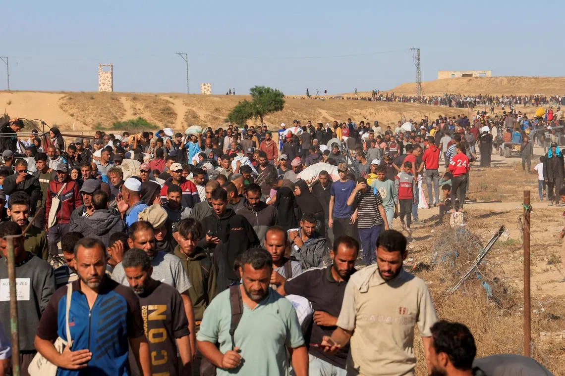 Palestinians gather to collect aid supplies from the U.S.-backed Gaza Humanitarian Foundation, in Khan Younis, in the southern Gaza Strip, May 29, 2025. REUTERS/Hatem Khaled/File Photo