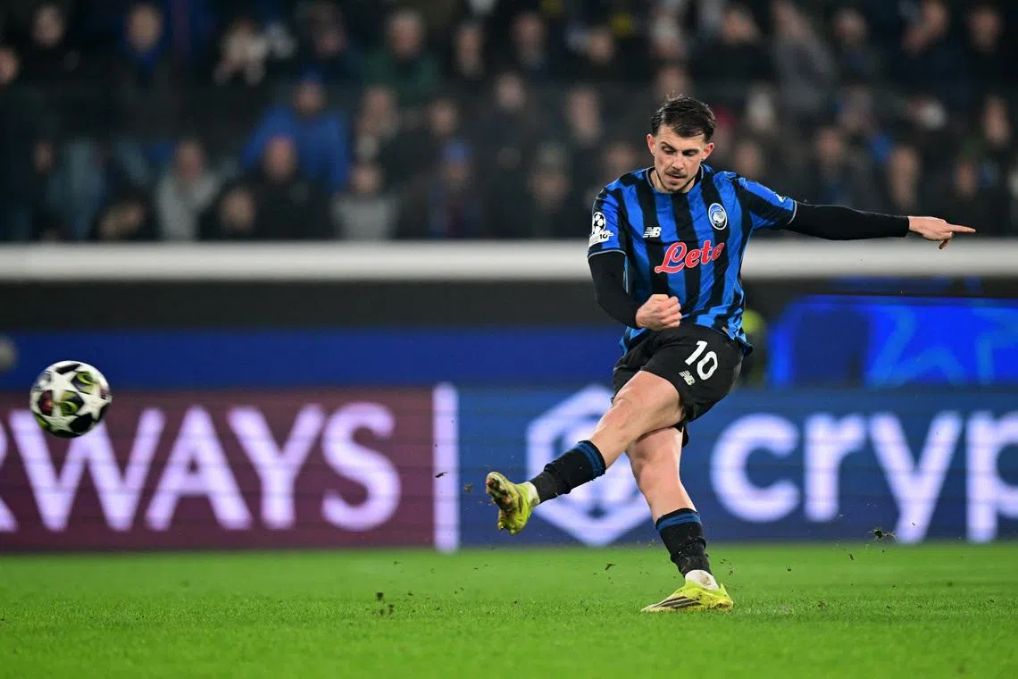 Soccer Football - UEFA Champions League - Play Off - Second Leg - Atalanta v Borussia Dortmund - New Balance Arena, Bergamo, Italy - February 25, 2026 Atalanta's Lazar Samardzic scores their fourth goal from the penalty spot REUTERS/Daniele Mascolo
