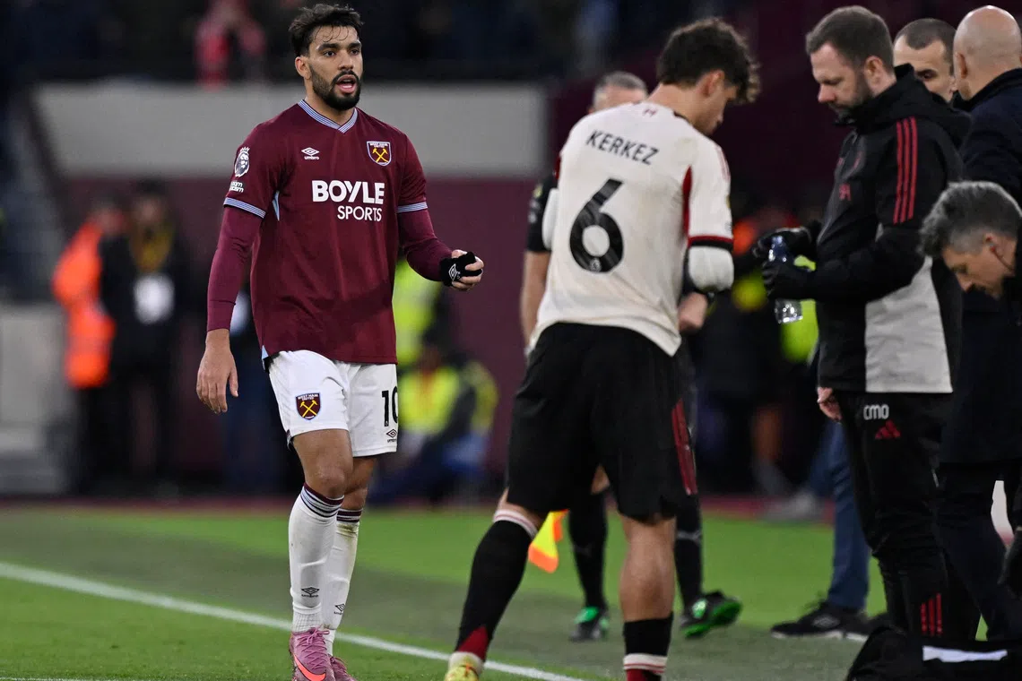Soccer Football - Premier League - West Ham United v Liverpool - London Stadium, London, Britain - November 30, 2025 West Ham United's Lucas Paqueta walks off the pitch after being shown a red card REUTERS/Tony O Brien