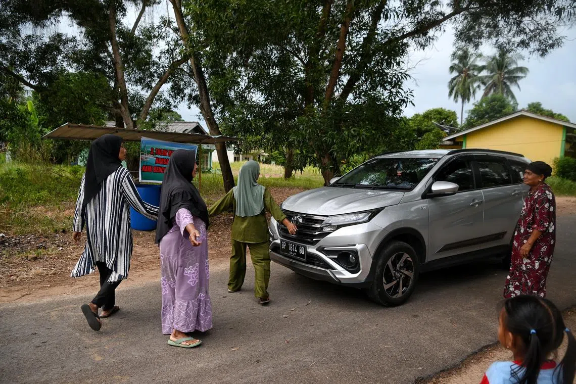 ST20231018_202386467811 Kua Chee Siong/ aarempang/
Women on their neighbourhood watch to stop outsiders from entering their village in Pasir Merah, a fishing village in Sembulang, Rempang, a small island adjacent to Batam island and connected by bridges, covering an area of about 165 square km and is part of the Batam municipality.
In late August, the Indonesian government decided some 7,500 Rempang islanders had to leave their homes immediately for a new economic zone on the island that has been earmarked to pull in some US$26.6 billion in investment by 2080.
Resident are against the Chinese-funded eco project, Rempang Eco-City, a joint venture between BP Batam and a local company, PT Makmur Elok Graha (MEG), which has partnered with China’s Xinyi International Investment Ltd., according to authority spokesperson Ariastuty Sirait. The Chinese company is a subsidiary of the world’s largest glass and solar-panel maker, Xinyi Glass Holdings.
In July, Xinyi made a commitment to invest US$11.6 billion in a glass and solar-panel manufacturing plant in Indonesia, which would be the world’s second largest such factory.