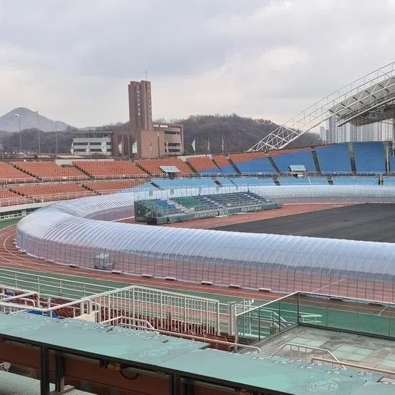 These greenhouse-like tracks can feel at least 5 to 10 deg C higher in winter.