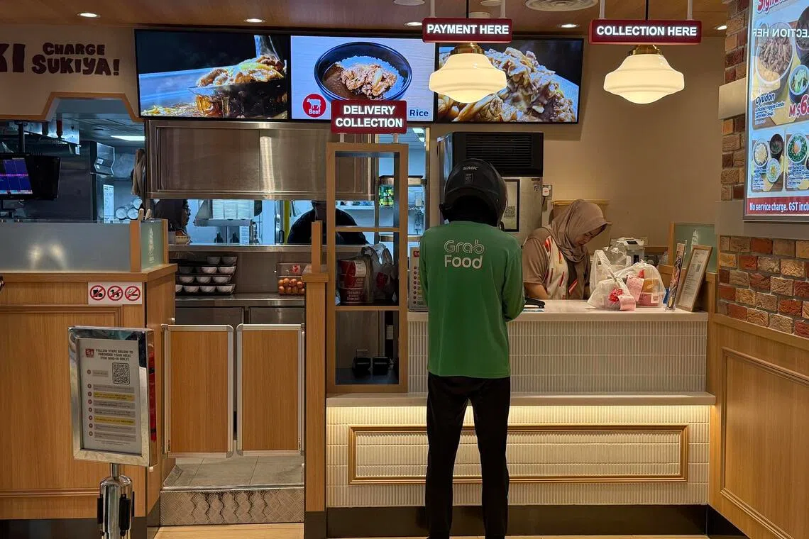jydeliver - A food delivery rider collects an order from Clementi Mall on Oct 14 as the haze worsened Credit: ST PHOTO: JOYCE ZK LIM