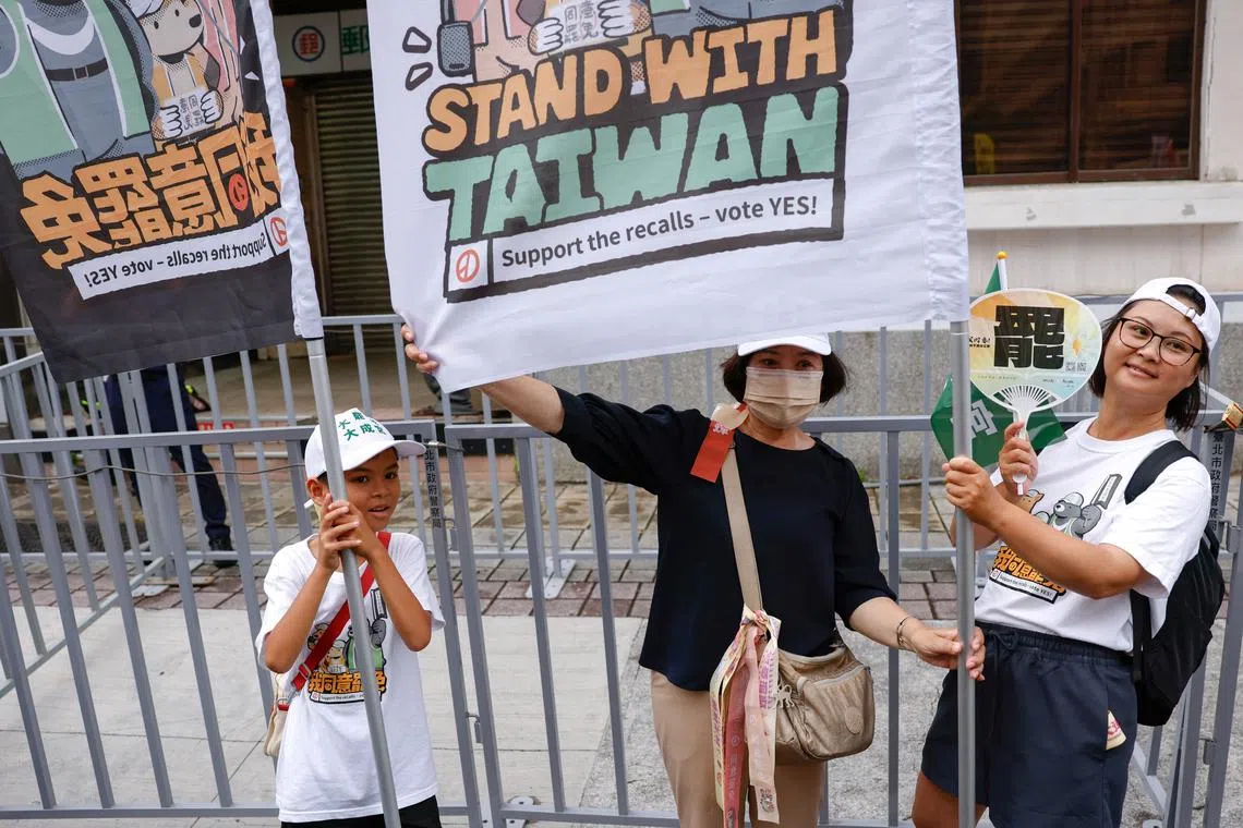 FILE PHOTO: Supporters of the recall movement gather in Taipei, Taiwan July 19, 2025. REUTERS/Ann Wang/File Photo