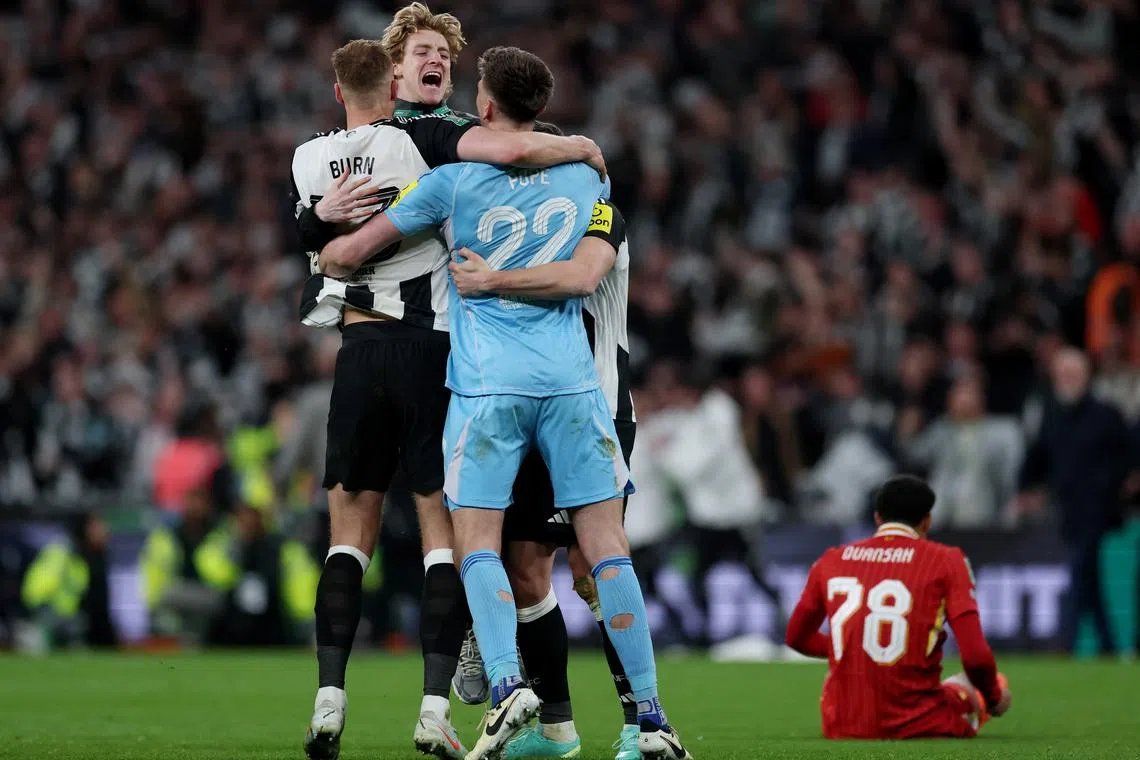 Soccer Football - Carabao Cup - Final - Liverpool v Newcastle United - Wembley Stadium, London, Britain - March 16, 2025 Newcastle United's Dan Burn, Anthony Gordon and Nick Pope celebrate after winning the Carabao Cup Action Images via Reuters/Paul Childs