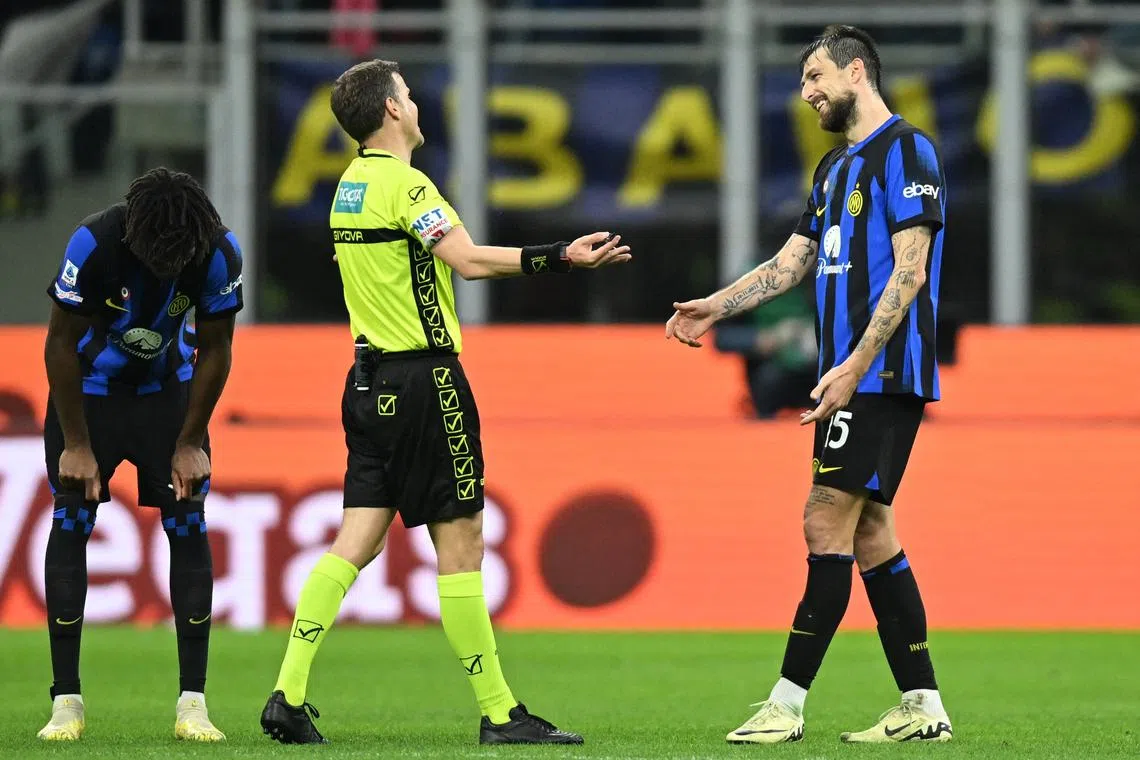 FILE PHOTO: Soccer Football - Serie A - Inter Milan v Napoli - San Siro, Milan, Italy - March 17, 2024 Inter Milan's Francesco Acerbi and referee Federico La Penna after the match REUTERS/Daniele Mascolo/File Photo