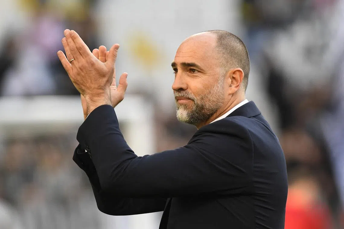 FILE PHOTO: Soccer Football - Serie A - Juventus v Genoa - Allianz Stadium, Turin, Italy - March 29, 2025 Juventus coach Igor Tudor applauds fans before the match REUTERS/Massimo Pinca/File Photo