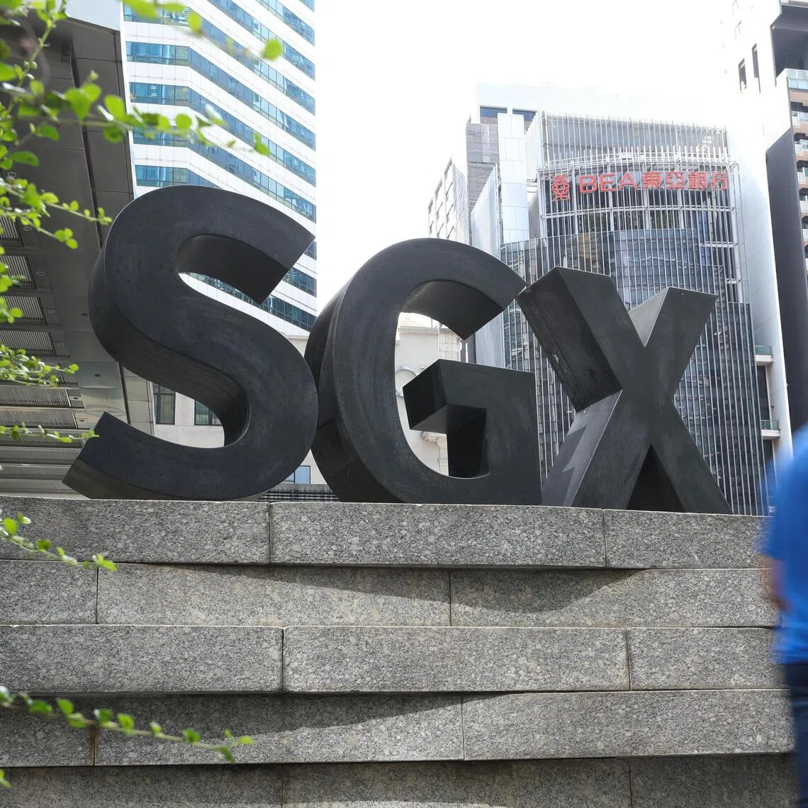 Across the broader market, gainers beat losers 349 to 229, after 1.4 billion securities worth $1.4 billion change hands. 