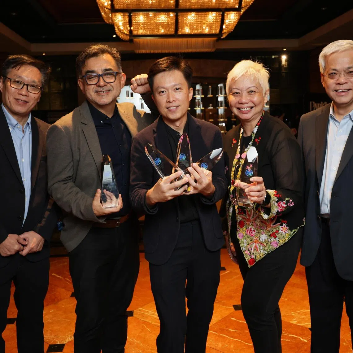 (From left): English, Malay and Tamil Media Group Editor-in-chief Wong Wei Kong, Straits Times correspondent Judith Tan, receiving the award for Best Health News Story; Straits Times executive photojournalist Ong Wee Jin, Straits Times deputy interactive graphics ediotr Marcelo Duhalde and SPH Media chief executive Chan Yeng Kit.