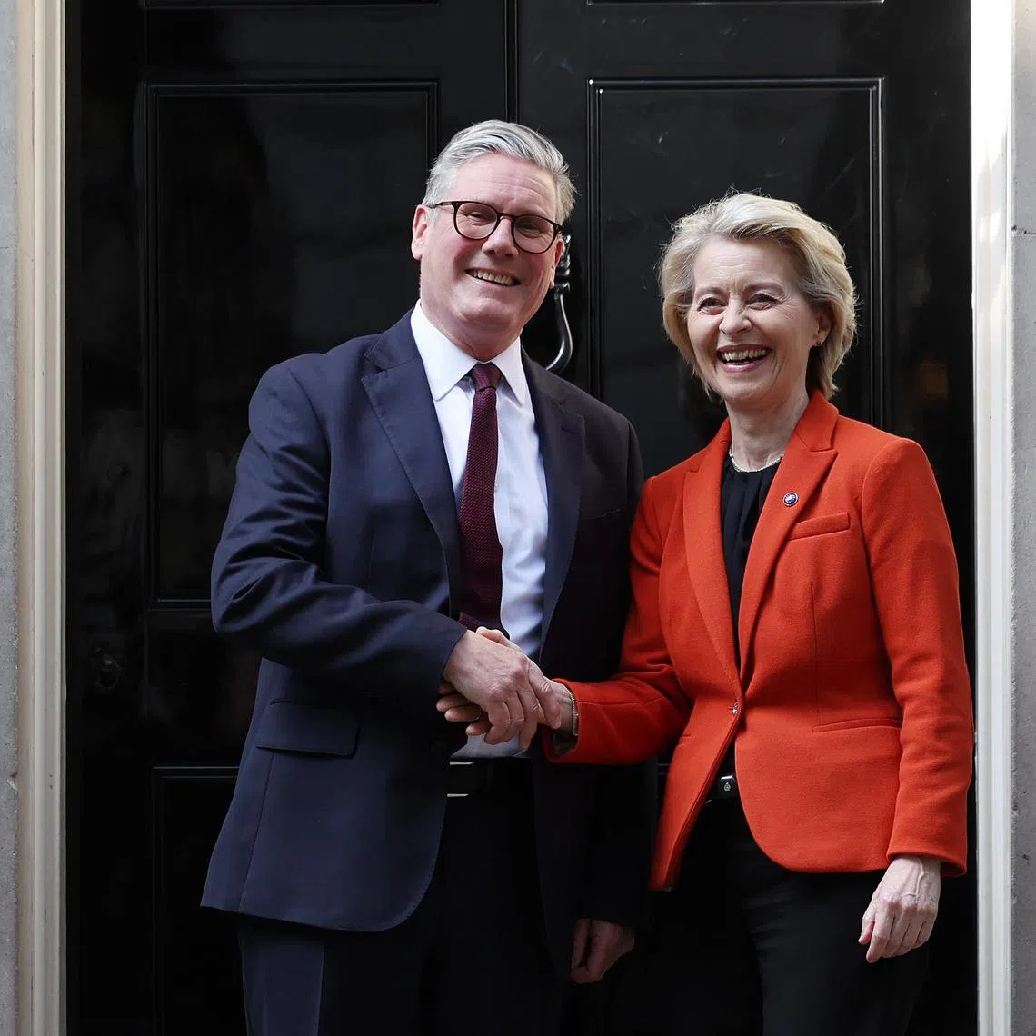 epa12052061 British Prime Minister Keir Starmer (L) welcomes President of the European Commission Ursula von der Leyen (R) to 10 Downing Street in London, Britain, 24 April 2025.  EPA-EFE/ANDY RAIN