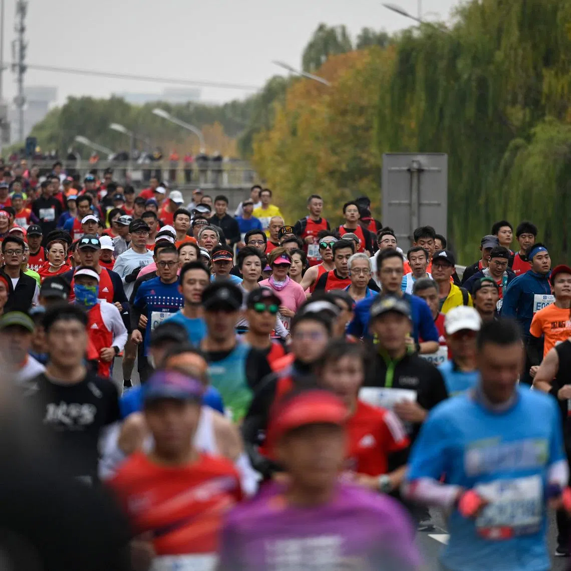 People take part in the Beijing Marathon on Nov 6, 2022.