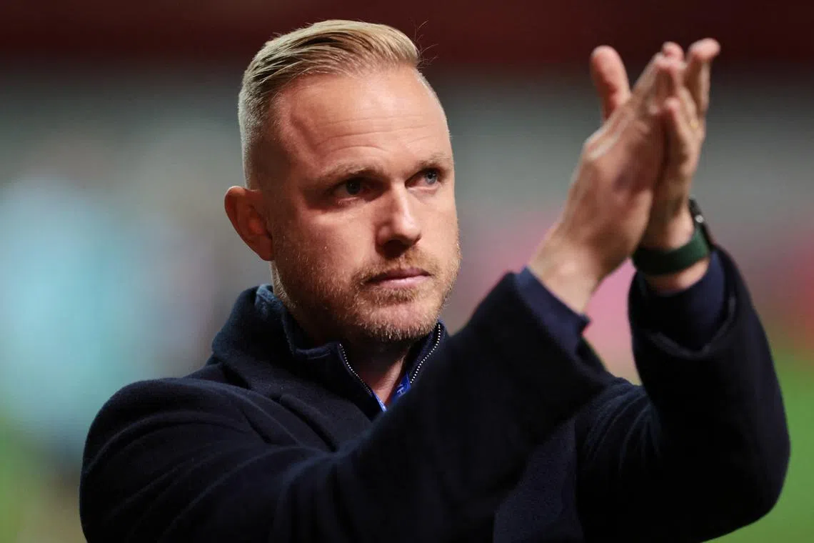 FILE PHOTO: Soccer Football - Women's Champions League - Group C - Bayern Munich v Arsenal - FC Bayern Campus Platz 1, Munich, Germany - October 9, 2024 Arsenal manager Jonas Eidevall applauds fans after the match REUTERS/Leonhard Simon/File Photo
