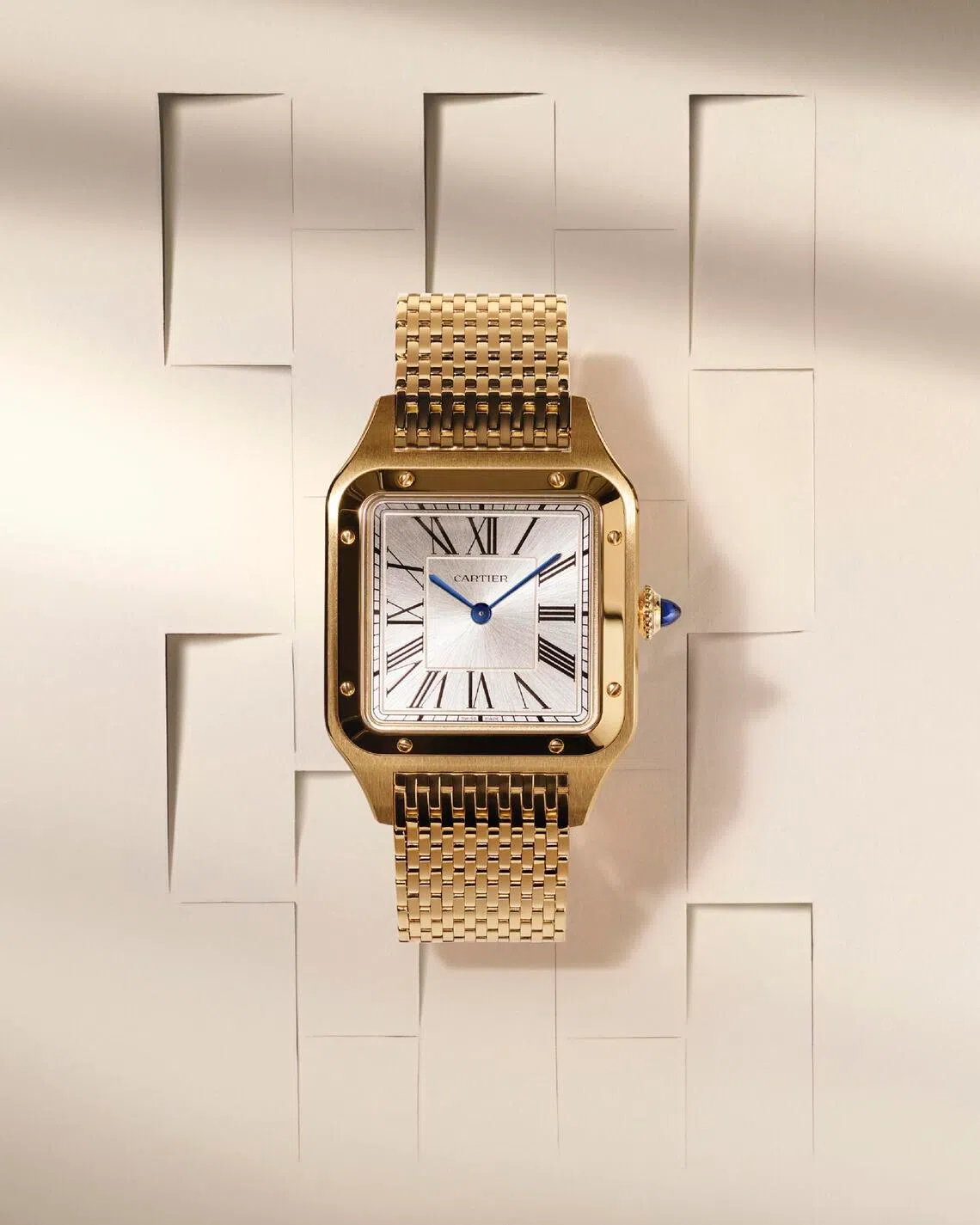 The updated Santos-Dumont’s standout feature is a newly engineered, ultra-flexible mesh bracelet with 394 individually finished links.