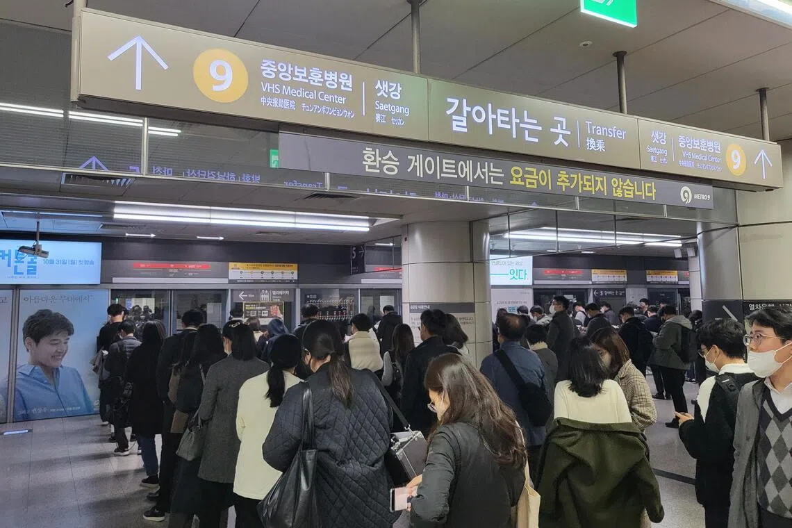 Kang Hee-sun, whose voice has guided passengers on Seoul Subway Lines 1 to 8 since 1996, died in Seoul on July 4.