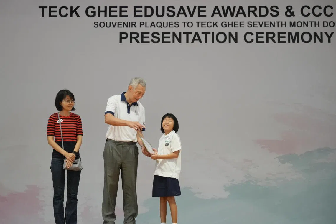 Senior Minister Lee Hsien Loong presenting Edusave awards at a ceremony at Teck Ghee Primary School, on Jan 18.