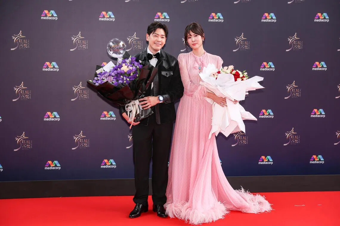 L'acteur Romeo Tan et l'actrice Carrie Wong sont apparus sur le tapis rouge lors de la cérémonie des Star Awards qui s'est tenue à Mediacorp le 19 avril. 