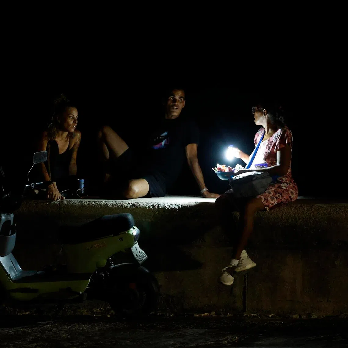 Approximately 4.5 million Cubans were left without electricity due to a failure in the National Electric System (SEN) that affected seven provinces from the western to the central region of the island.