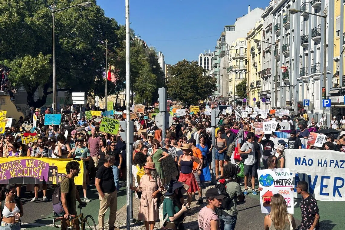 Protesters chanted slogans criticising the Socialist government for what many see as defending landlords and not the people.