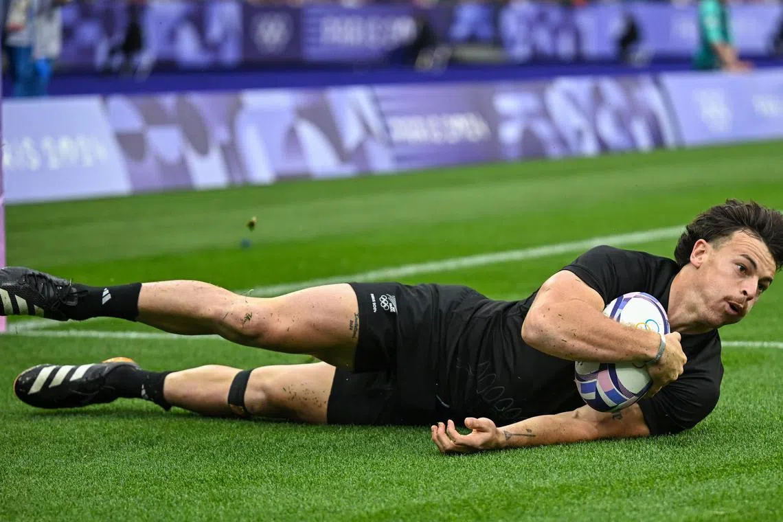 FILE PHOTO: Paris 2024 Olympics - Rugby Sevens - Men's Placing 5-6 - New Zealand vs Ireland - Stade de France, Saint-Denis, France - July 27, 2024.  Leroy Carter of New Zealand scores their first try. REUTERS/Dylan Martinez/File Photo
