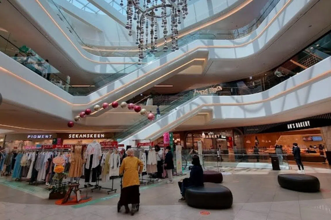 The incident occurred at a sports facility within Starfield Anseong Mall in Gyeonggi, South Korea.