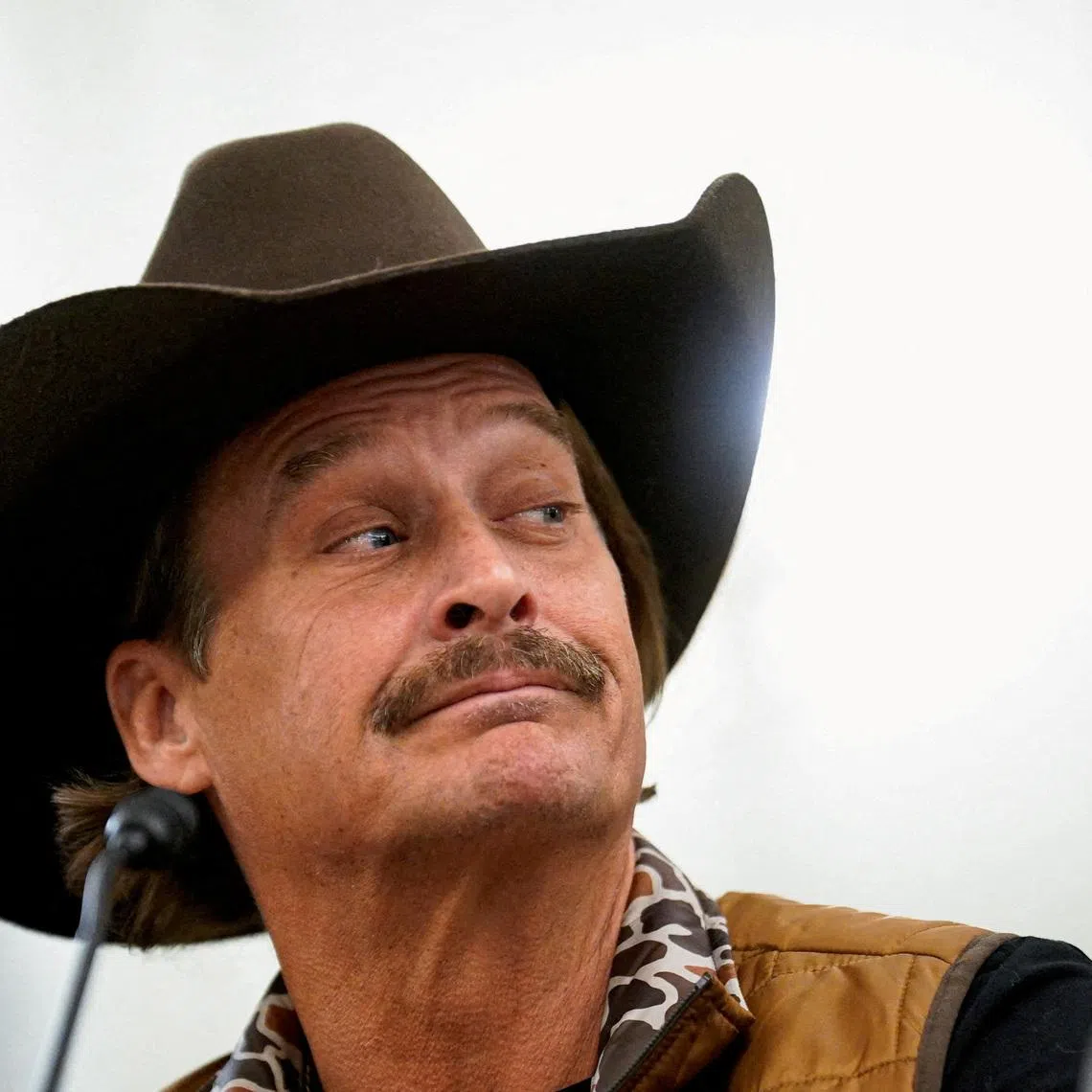 It was earlier reported that the army pilots who flew attack helicopters near singer Kid Rock's house had been suspended.