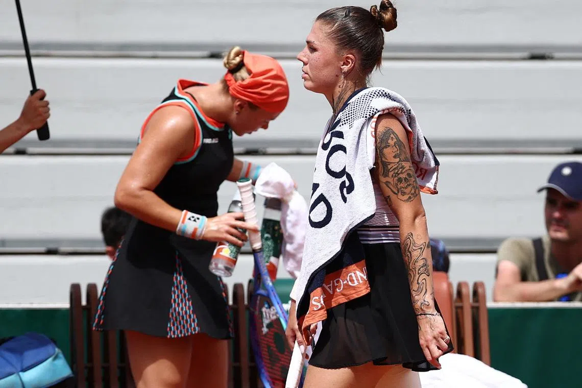 Tennis - French Open - Roland Garros, Paris, France - May 30, 2026 Ukraine's Oleksandra Oliynykova walks past Russia's Diana Shnaider during her third round match REUTERS/Guglielmo Mangiapane