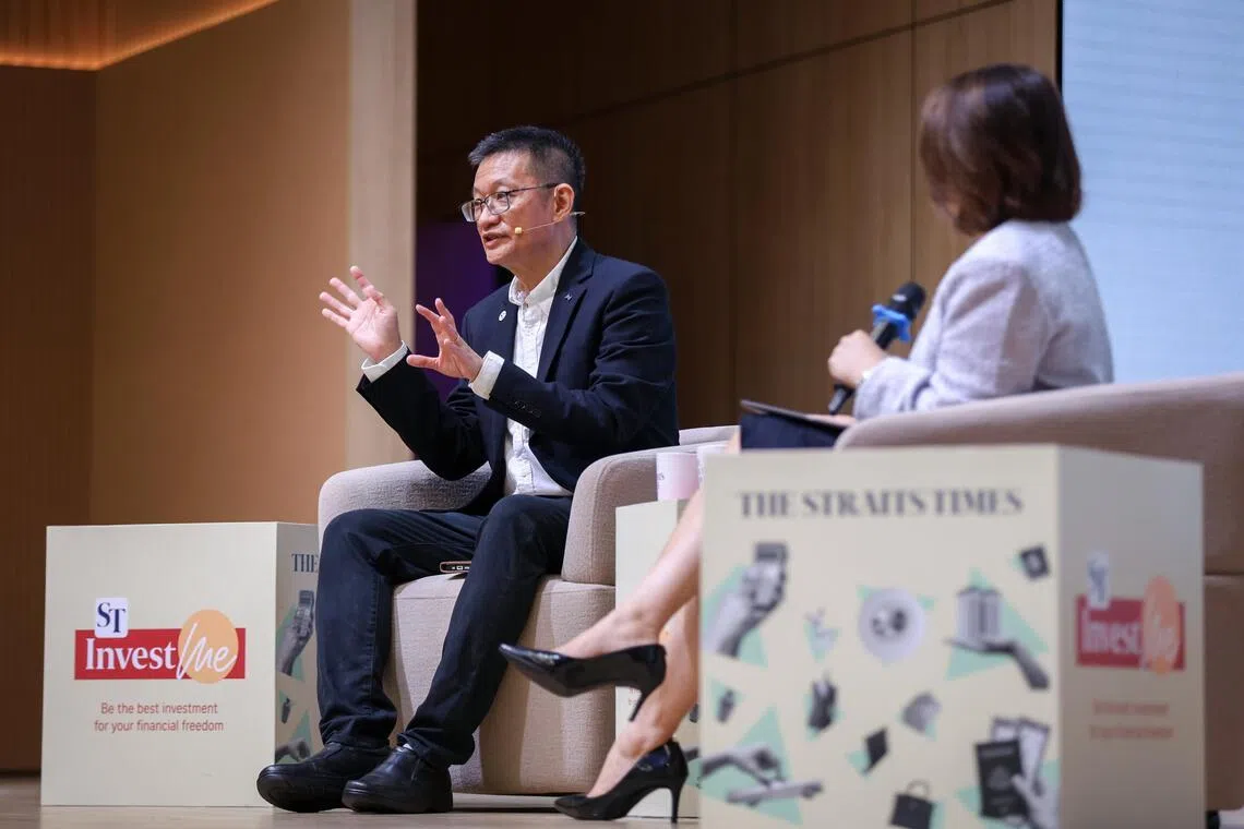 M. Tan Ooi Boon (à gauche), rédacteur en chef des investissements du Straits Times, répond aux questions lors du premier événement d'éducation financière de ST InvestMe, « Retire With More Money », animé par la présentatrice de MONEY FM 89.3, Mme Linley Foo.