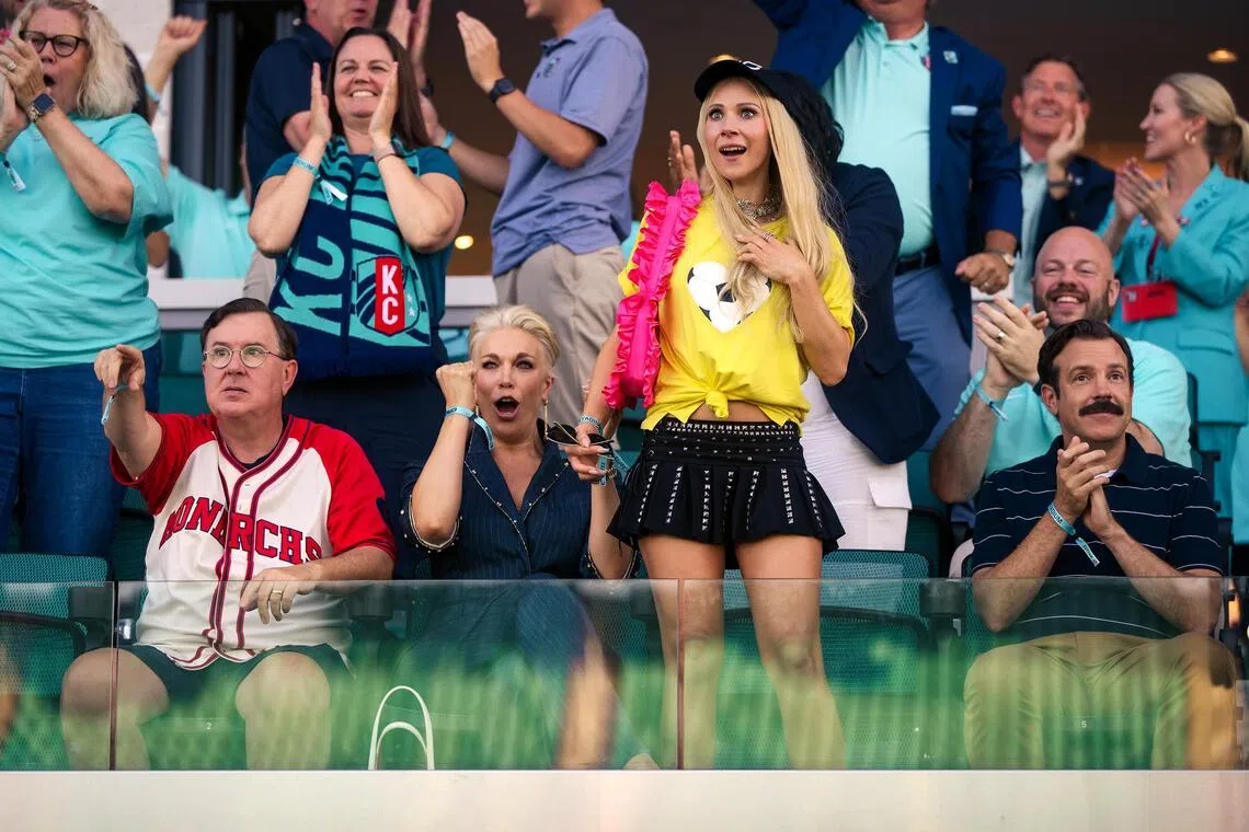 hannah03 - (From left) Jeremy Swift, Hannah Waddingham, Juno Temple and Jason Sudeikis in Ted Lasso 4.

source/copyright: APPLE TV
free for publicity use