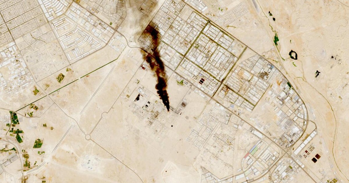 Houthi Strikes on Riyadh Airport Kill Three as Trump Rules Out Pre-Midterm Action