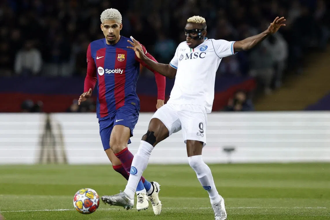 Soccer Football - Champions League - Round of 16 - Second Leg - FC Barcelona v Napoli - Estadi Olimpic Lluis Companys, Barcelona, Spain - March 12, 2024 Napoli's Victor Osimhen in action with FC Barcelona's Ronald Araujo REUTERS/Albert Gea/File Photo