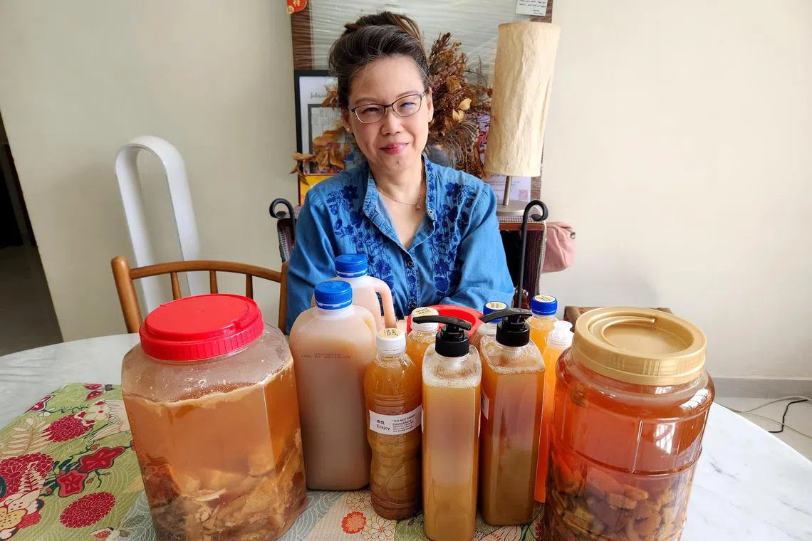 vlclean - Feature on making and using DIY cleaning products from natural ingredients. Ms Mo Shuyi makes her own eco-enzyme using ingredients like fermented orange peels and brown sugar, which she uses to clean her home and distributes free.