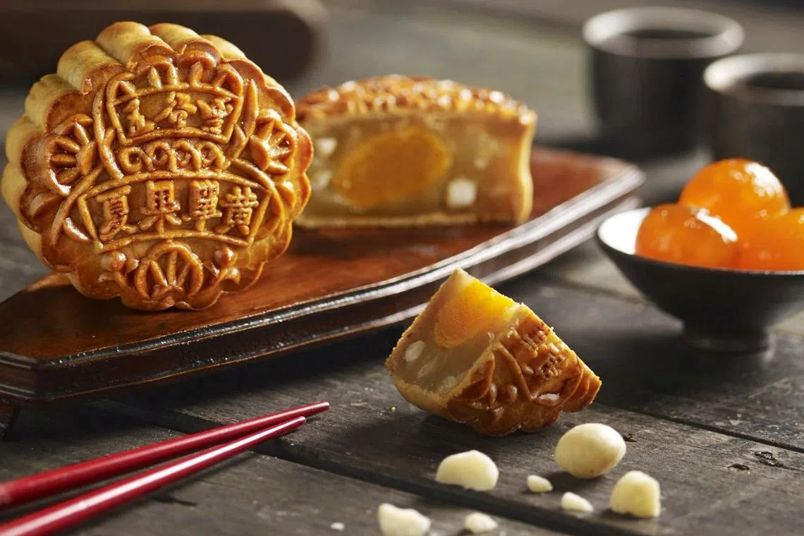 Single Yolk Macadamia White Lotus