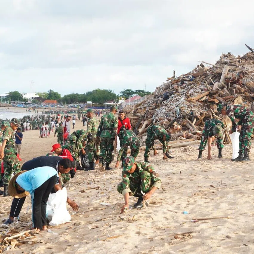 Dozens of Indonesian military personnel and volunteers picking up rubbish at Kedonganan Beach in Badung Regency. 