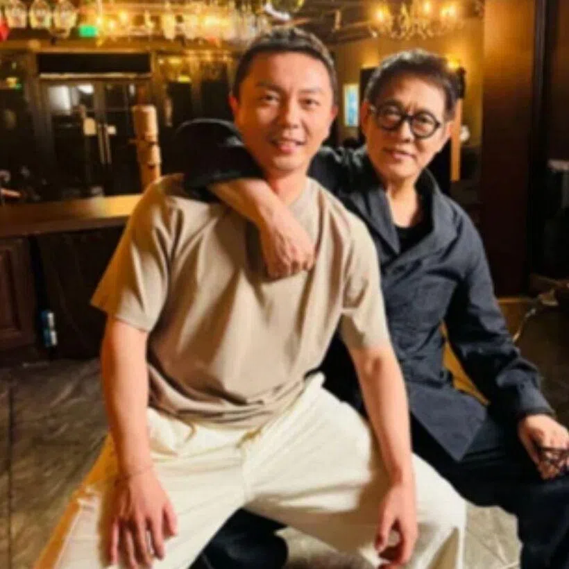 Ahead of Father’s Day, Jet Li and Mo Tse recreated their beloved father-son photo from 33 years ago.