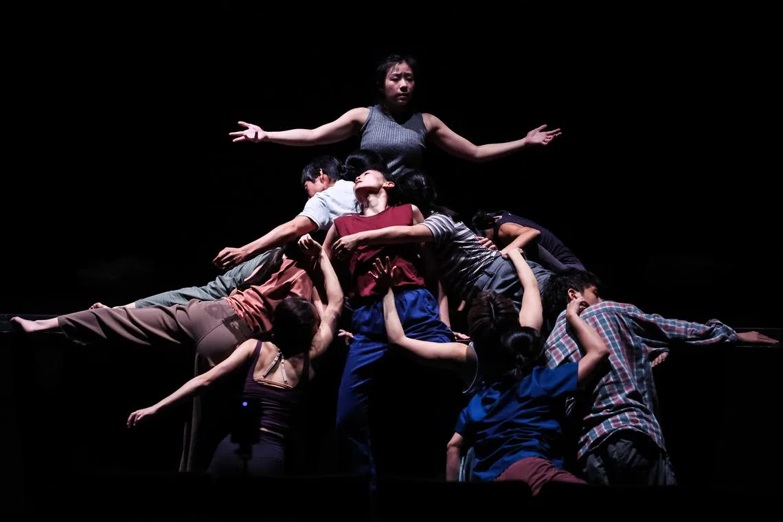 Body History (2024) by Sigma Contemporary Dance, choreographed by Hong Guofeng.