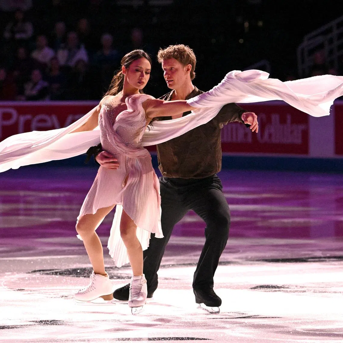 FILE PHOTO: Jan 11, 2026; St. Louis, Missouri, UNITED STATES; Madison Chock and Evan Bates perform during the 2026 U.S. Figure Skating Championships at Enterprise Center. Mandatory Credit: Jeff Le-Imagn Images/File Photo